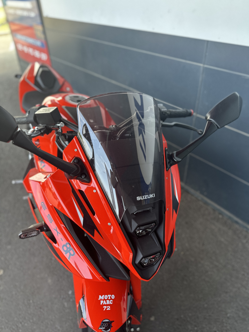 SUZUKI GSX-8R