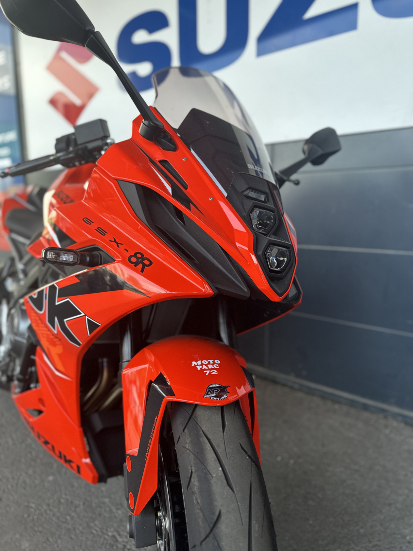 SUZUKI GSX-8R