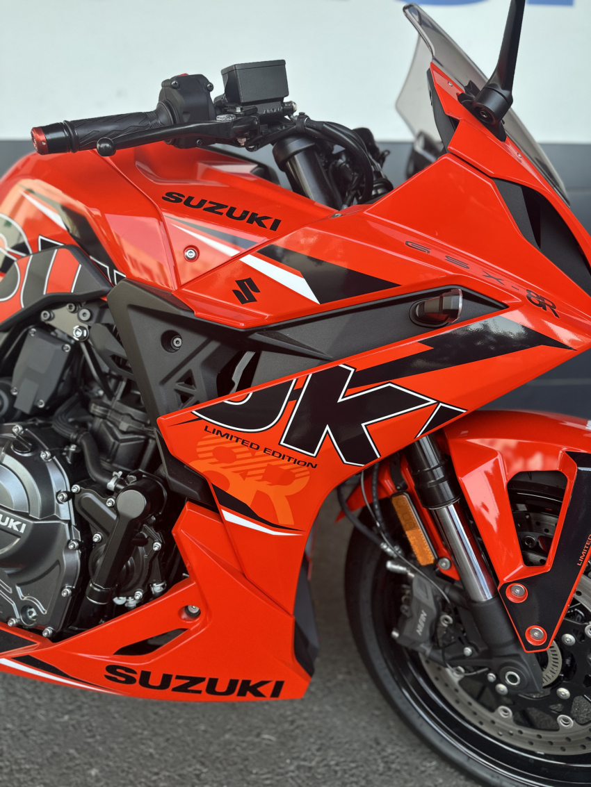 SUZUKI GSX-8R
