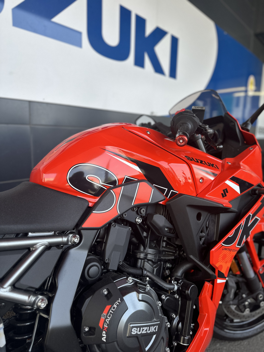 SUZUKI GSX-8R