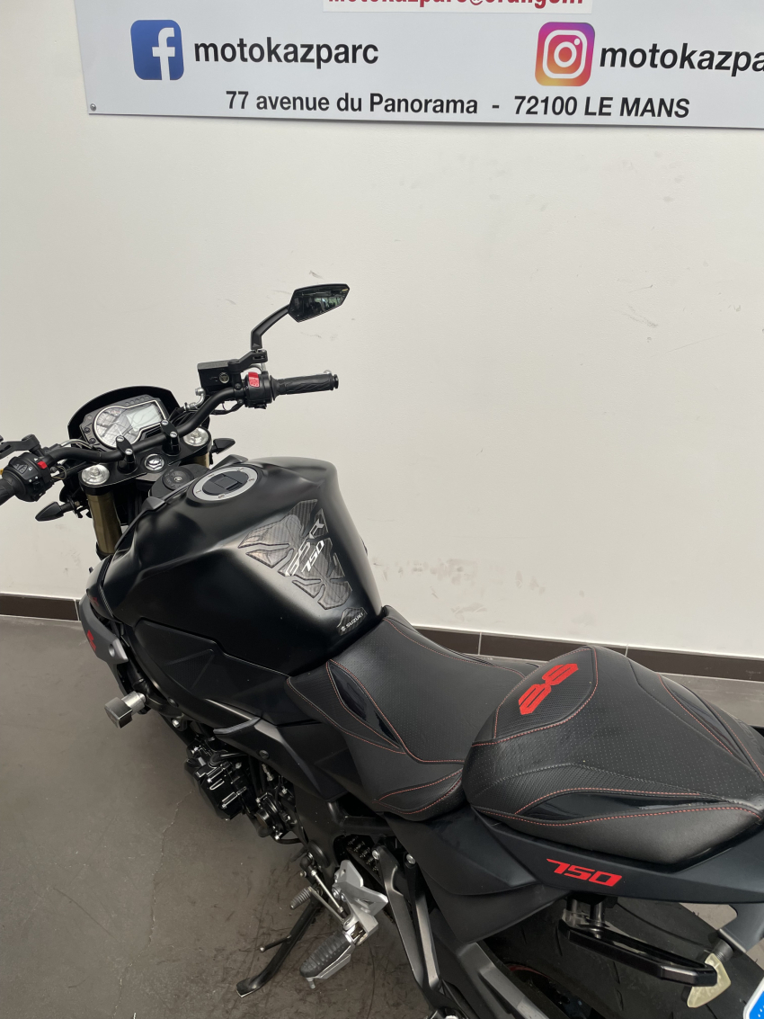 SUZUKI GSR 750 SUZUKI GSR 750