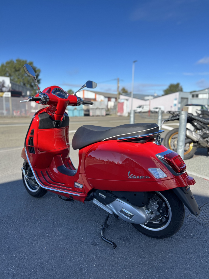 VESPA GTS SUPER 125 HPE E5+ ROSSO CORAGG VESPA GTS SUPER 125 HPE E5+ ROSSO CORAGG