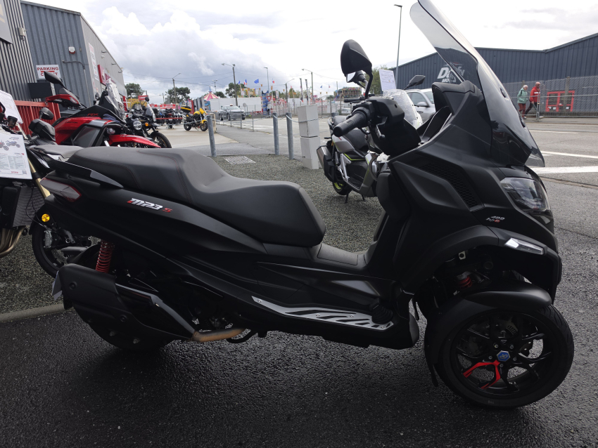 PIAGGIO MP3 400 HPE SPORT ABS ASR PIAGGIO MP3 400 HPE SPORT ABS ASR